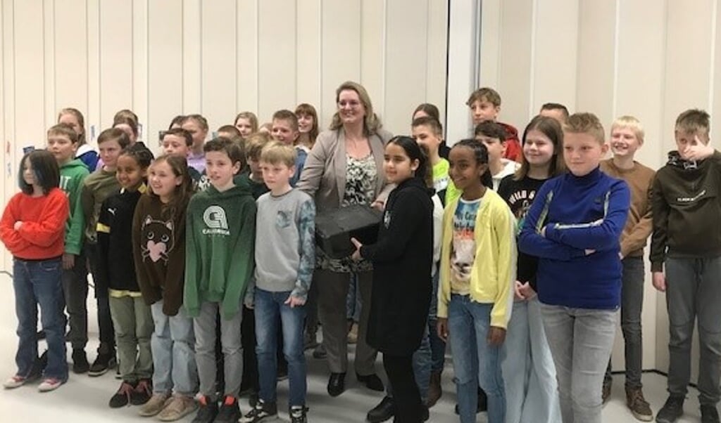 Wethouder Patricia Nieland heeft het startsein gegeven aan de leerlingen in het Kindcentrum Zuidbroek. 