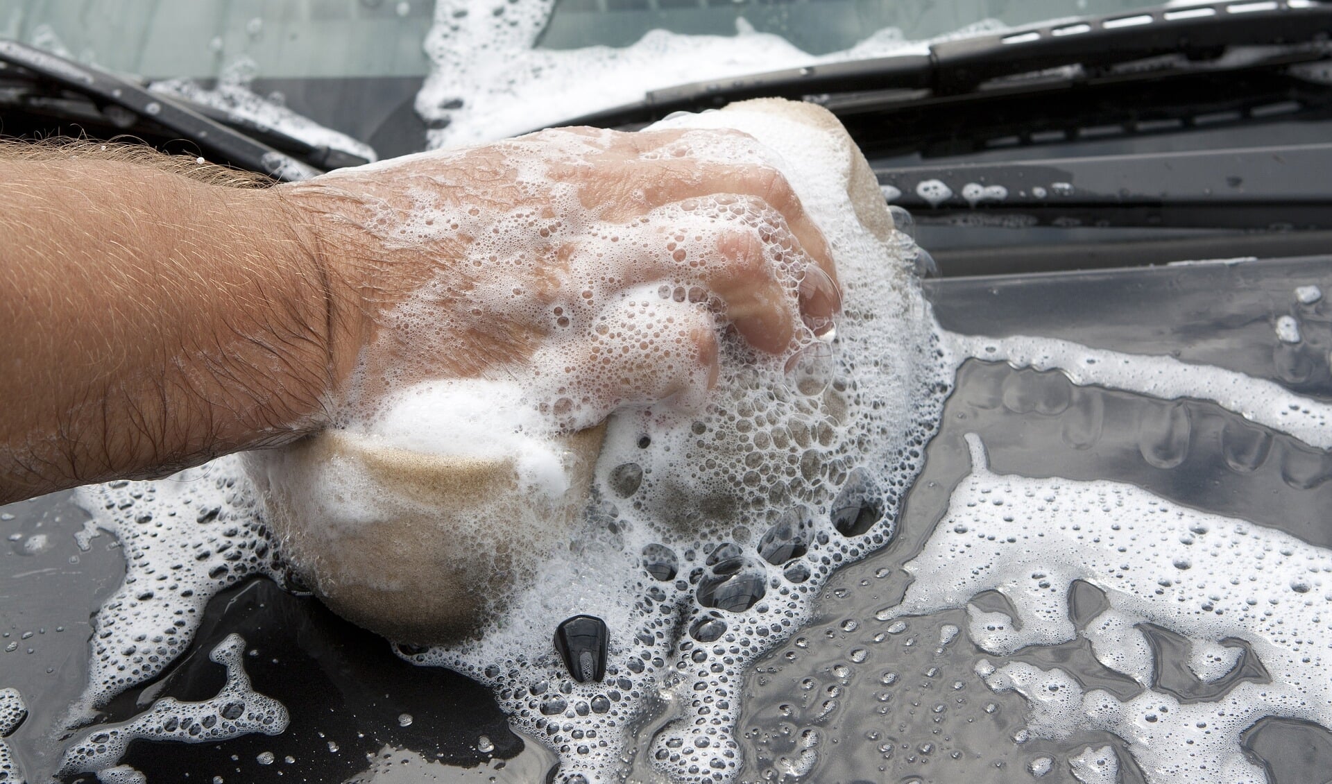 Zuidlaarders kunnen hun auto laten wassen door Scouting Zuidlaren voor en heitje.