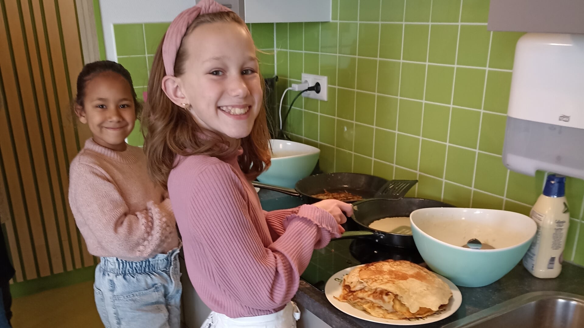 De kinderen van de buitenschoolse opvang hielpen goed mee met het bakken van de pannenkoeken.