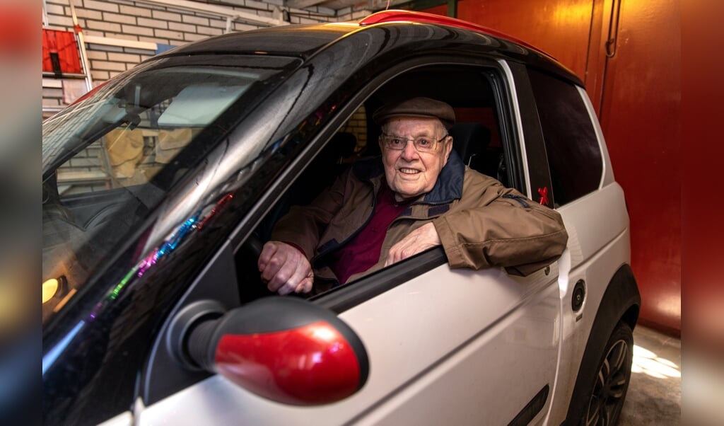 De 103-jarige Lambert Bartelds rijdt nog steeds graag een rondje in de buurt met zijn auto. (foto: Auniek Klijnstra)