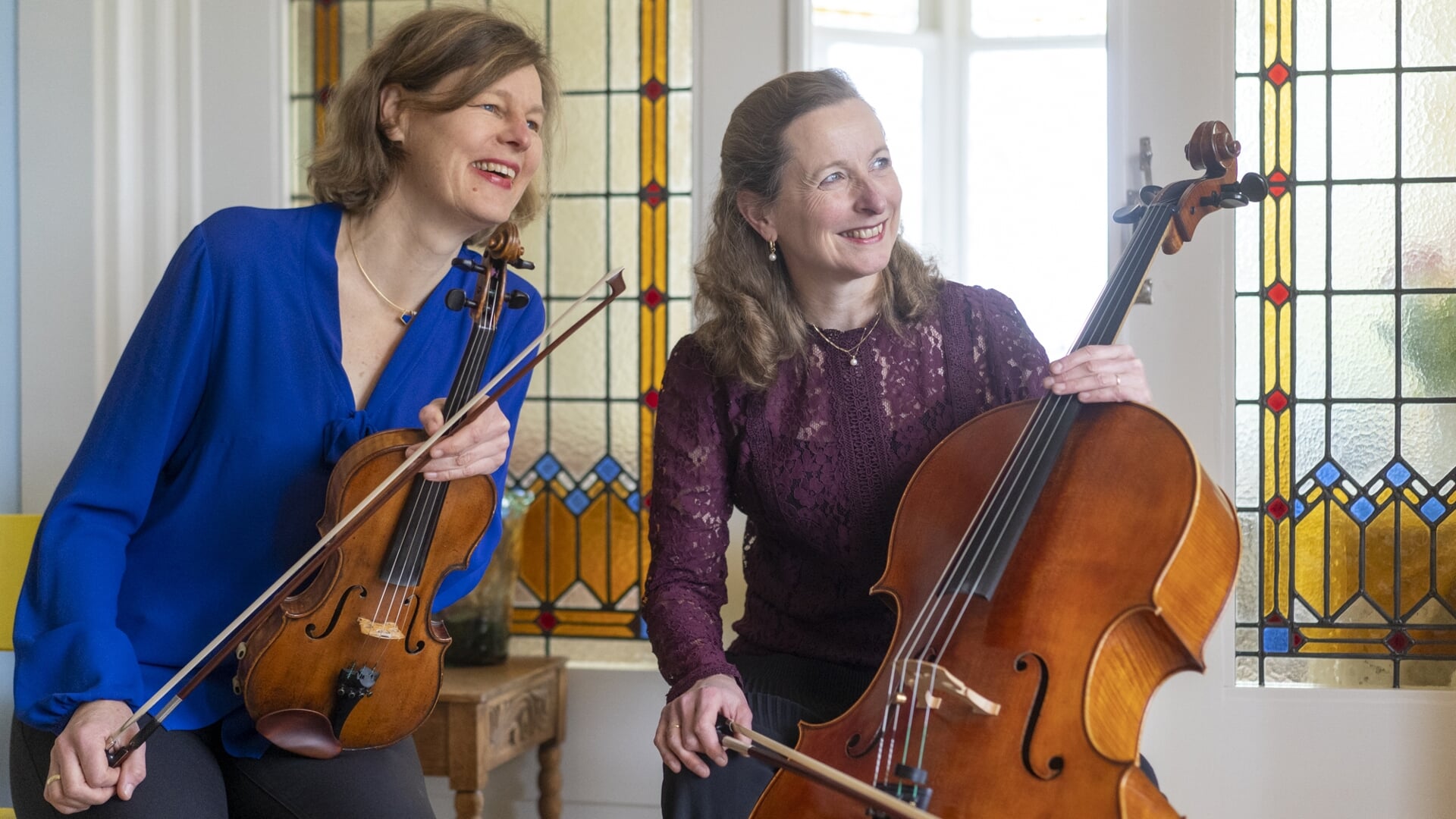 Oktje Lambermont en Michelle van der Braak geven een concert in de kerk van Oostwold (foto Aernout Steegstra).