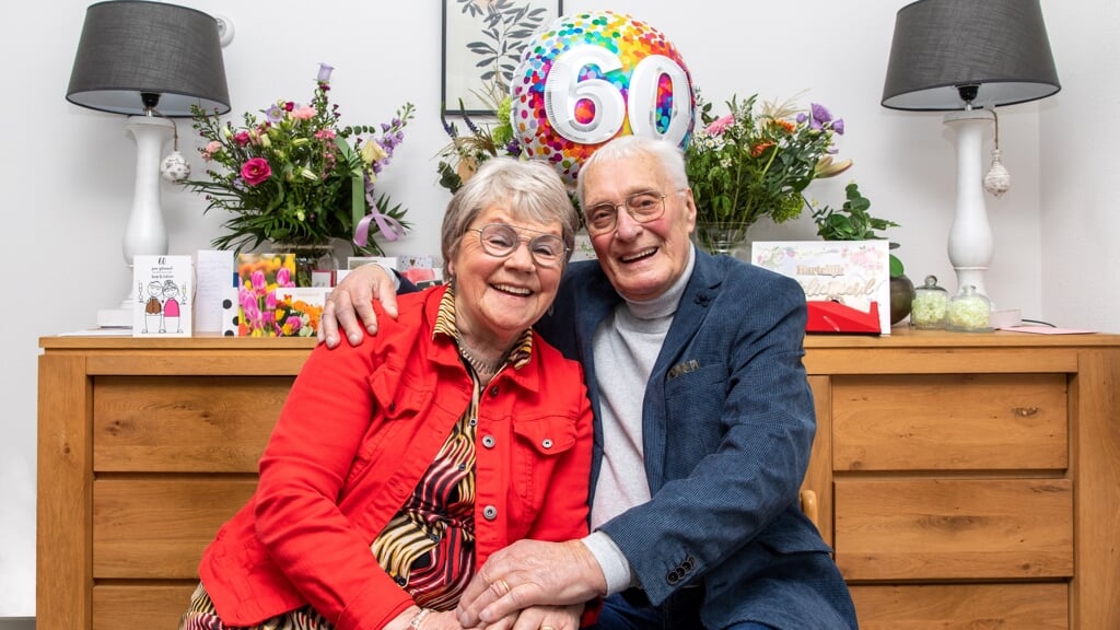 Catrien en Jacob Snip zijn na 60 jaar huwelijk nog elke dag blij met elkaar. (foto: Auniek Klijnstra)