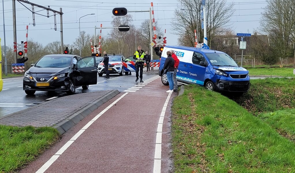 Beide voertuigen liepen blikschade op. (foto: Persbureau Drenthe) 