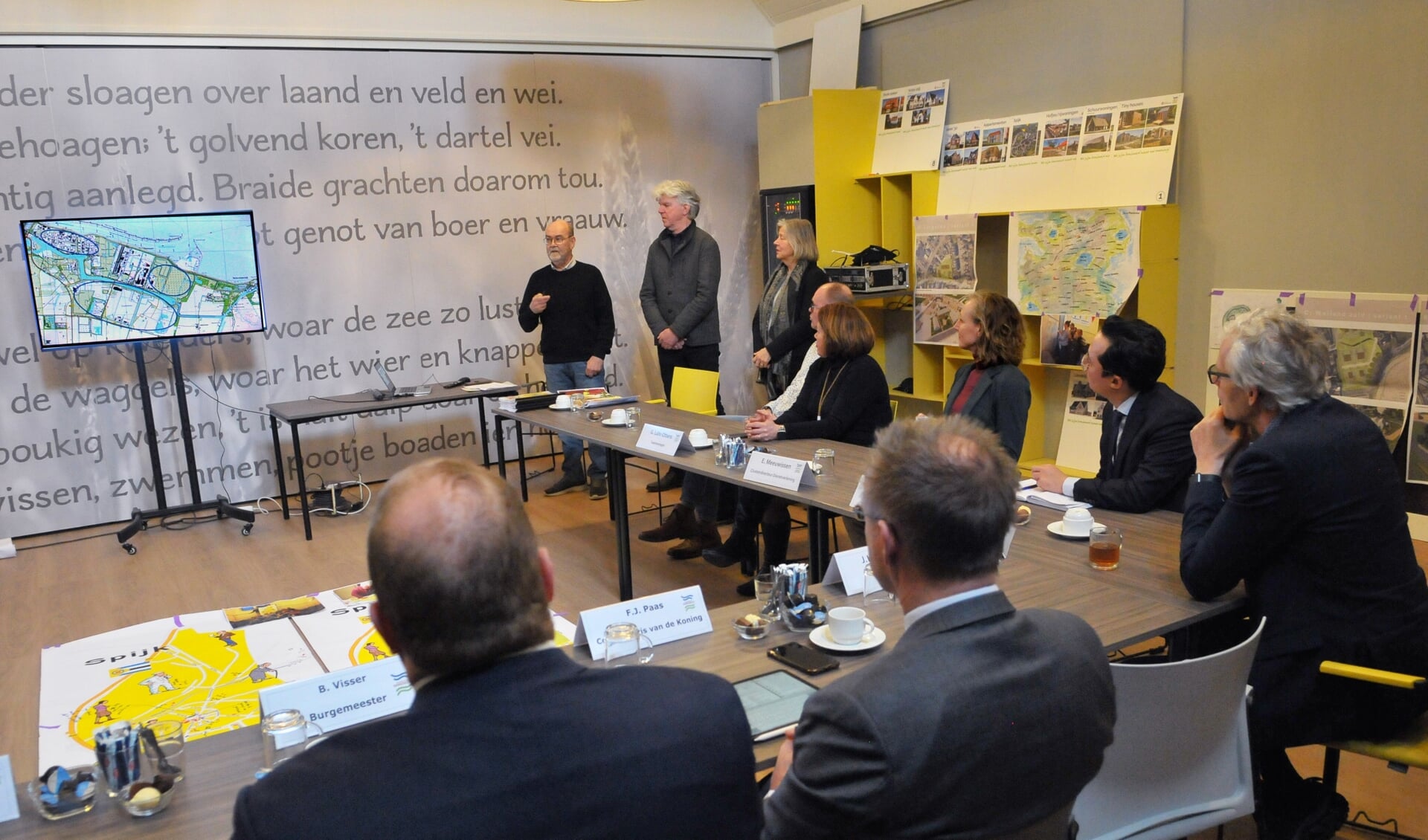 Jan Wierenga presenteert samen met Janneke Snijder en Ewald Wels het verhaal van de Stichting Zuidelijke Dorpen. René Paas is een van de toehoorders.