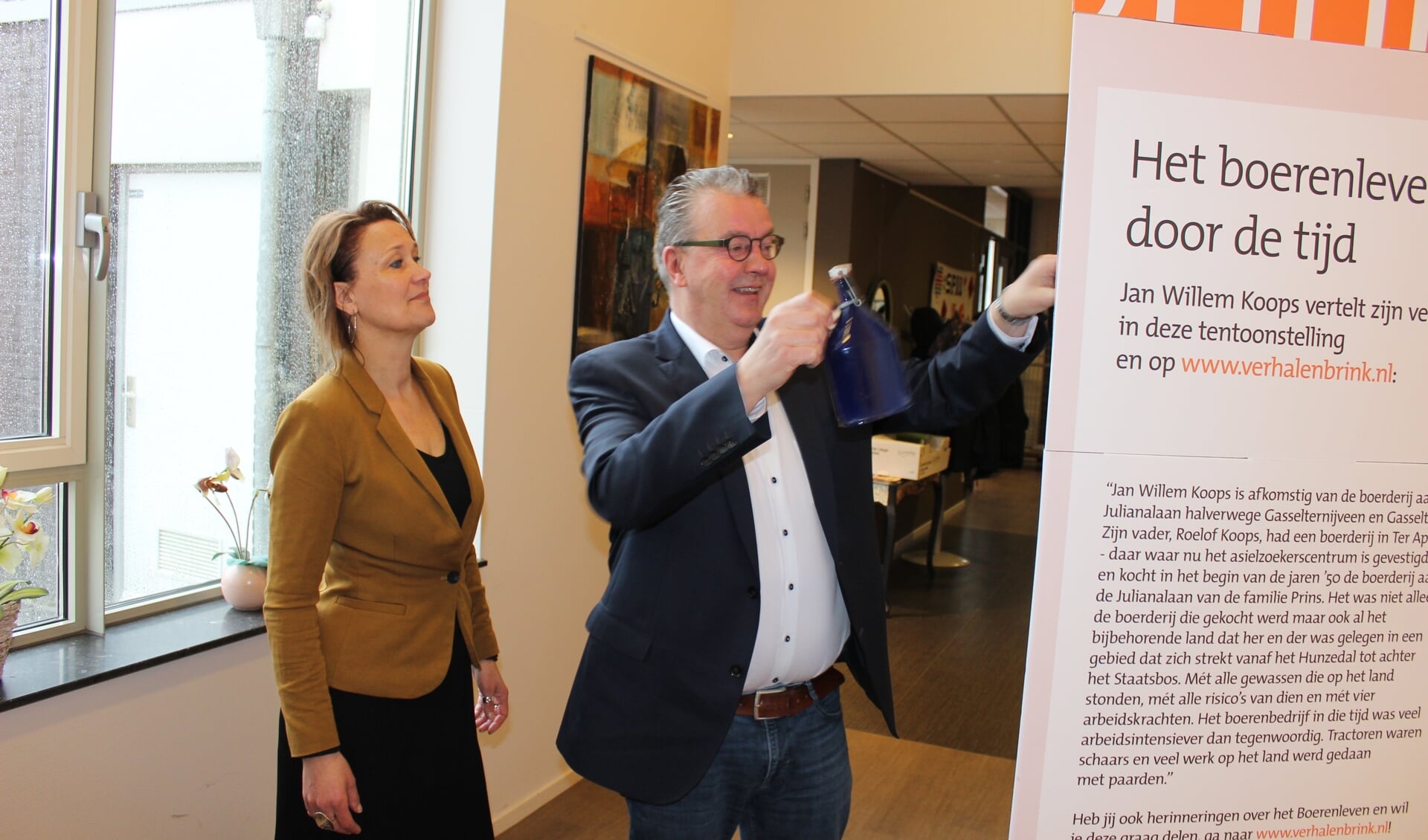 Wethouder Bas Luinge opent de tentoonstelling van de Verhalenbrink onder toeziend oog van projectleider Chris Wierenga. 