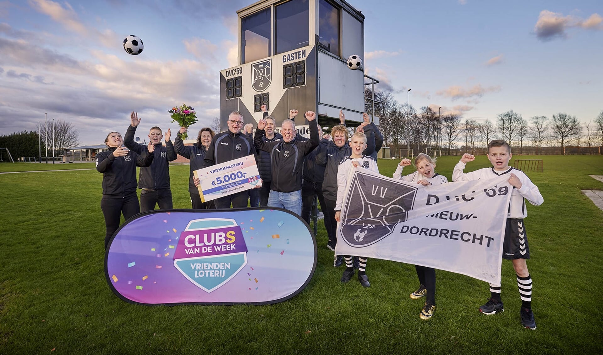 De leden van de voetbalclub zijn dolblij met de vette cheque. Foto: Bastiaan van Musscher.