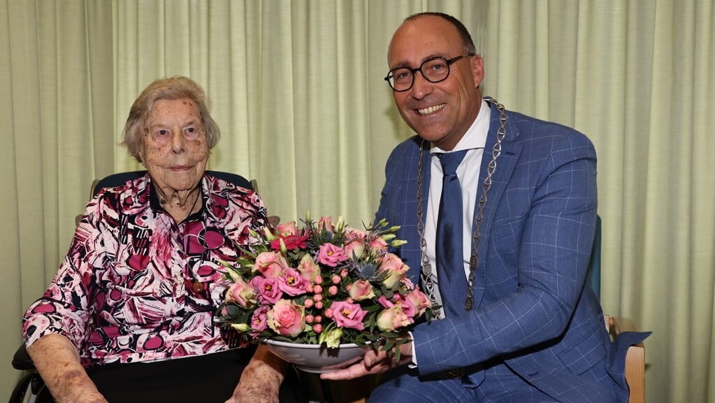 Elizabeth Endema wordt door burgemeester Hiemstra gefeliciteerd met haar 103e verjaardag.