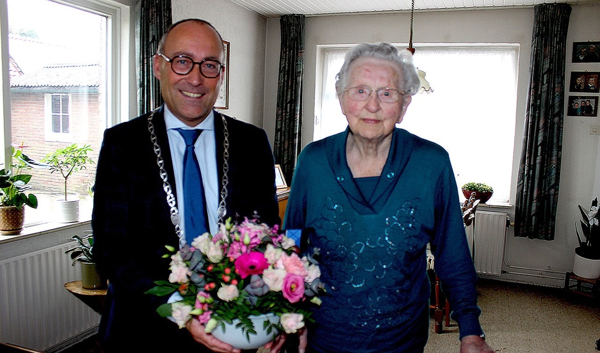 Joppie Stokker wordt gefeliciteerd door burgemeester Hiemstra met haar 100e verjaardag. 