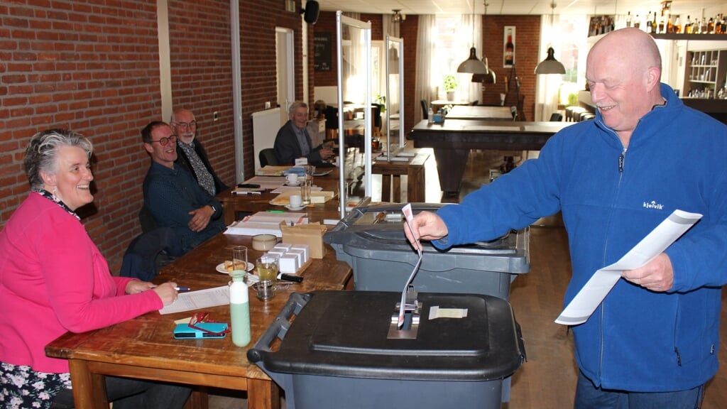 Een inwoner van de gemeente Aa en Hunze brengt zijn stem uit op het stembureau in Eexterveen. (foto: Henry Koops)
