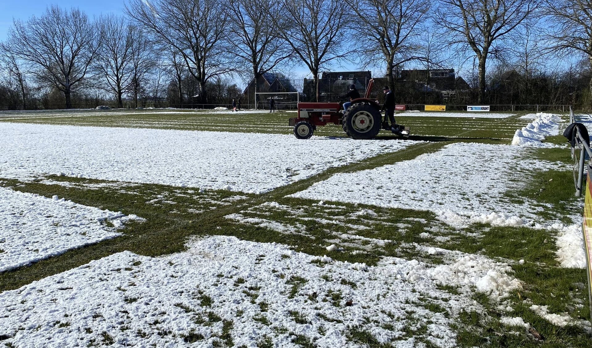In Oldehove werd met man en macht gewerkt aan het sneeuwvrij maken van het hoofdveld. 