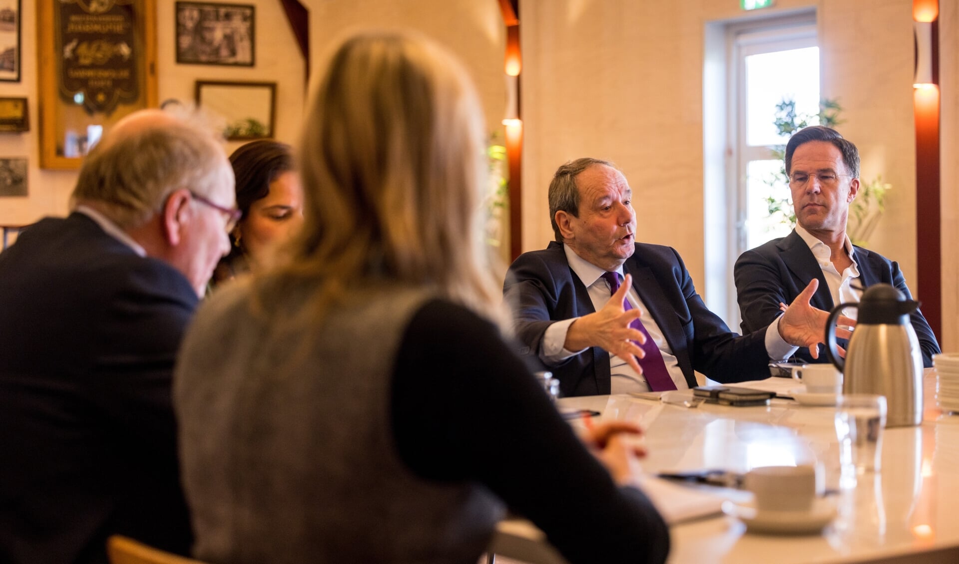 Mark Rutte en Hans Vijlbrief in gesprek met leden van maatschappelijke organisaties.