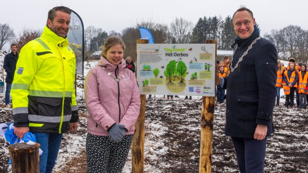 Wout van Vilsteren van VolkerWessels Noord, kinderburgemeester Lotte van der Scheur en burgemeester Jan Seton plantten de eerste boom. (foto: Alie Goeree)