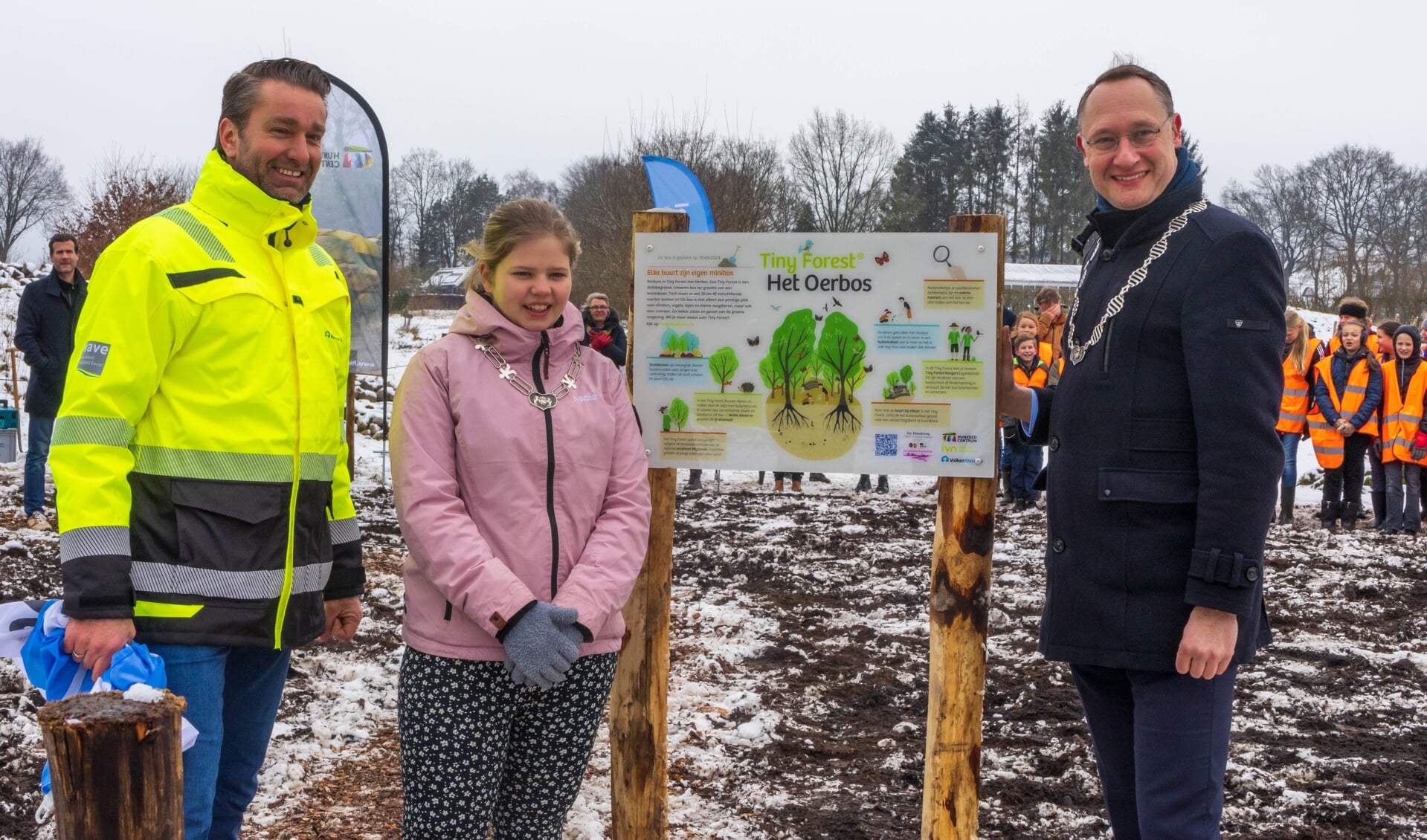 Wout van Vilsteren van VolkerWessels Noord, kinderburgemeester Lotte van der Scheur en burgemeester Jan Seton plantten de eerste boom. (foto: Alie Goeree)