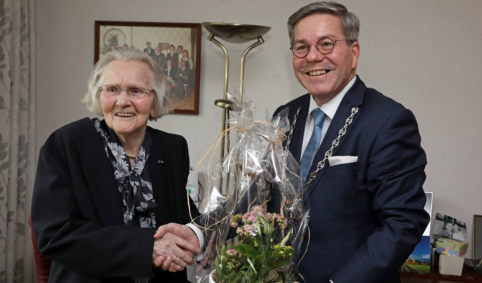 De 100-jarige Tinie Pot-Oudekerk met burgemeester Berry Link. Foto: Bert Woltjes. 