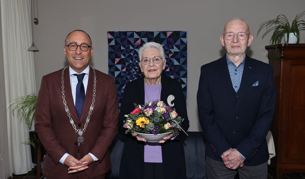 Bruidspaar Fennema werd gefeliciteerd door burgemeester Anno Wietze Hiemstra.