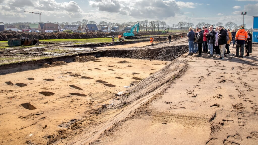 De bezoekers krijgen meer informatie over de stand van zaken bij de opgravingen in de Daalkampen. (foto: Auniek Klijnstra)