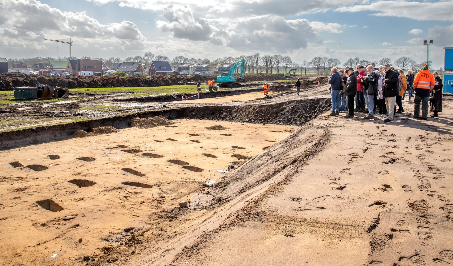 De bezoekers krijgen meer informatie over de stand van zaken bij de opgravingen in de Daalkampen. (foto: Auniek Klijnstra)