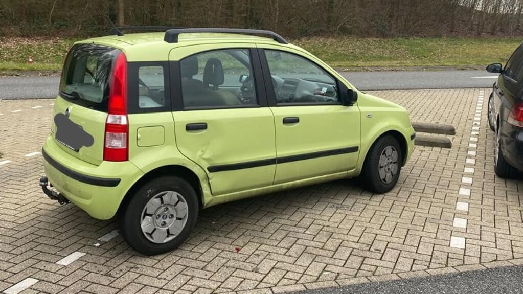 De auto staat anderhalve meter verder dan waar deze was geparkeerd.