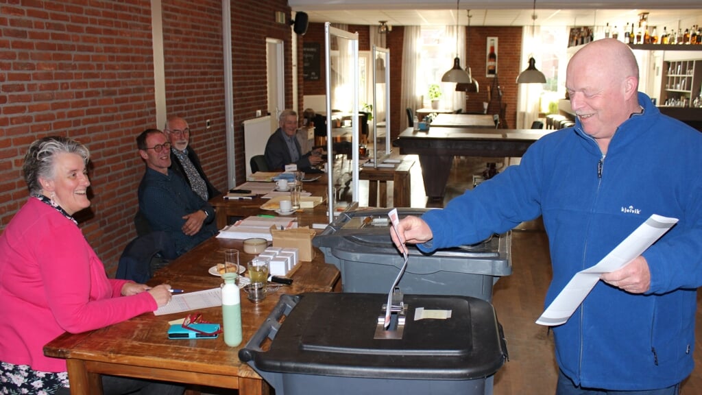 Een kiezer brengt zijn stem uit op het stembureau in Eexterveen.