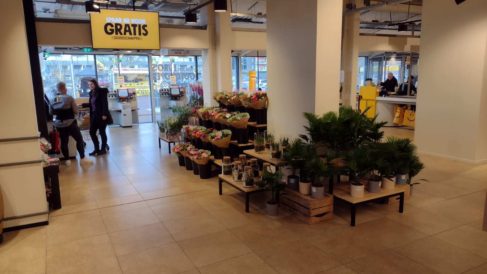 Het nieuwe zelfscan- en bloemenplein bij Jumbo Ter Apel biedt een stuk meer openheid in de winkel. 