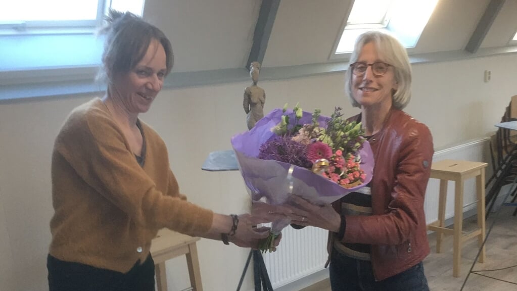Docente Martina Hladikova (links) overhandigt de bloemen aan cursiste Yvonne Jeuken. (eigen foto)