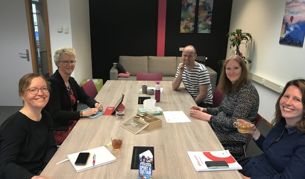 Wethouder Kiena ten Brink laat zich informeren over de werkwijze van Attenta.