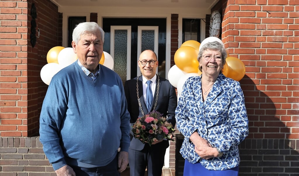 Gerrit en Joekie Warmink werden verrast door het bezoek van burgemeester Anno Wietze Hiemstra. 