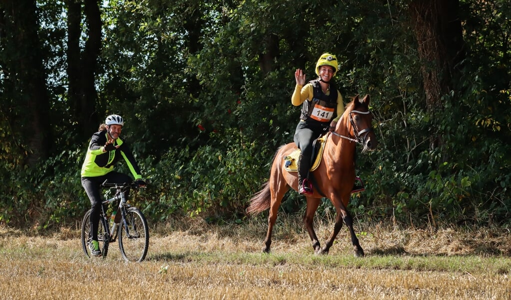Een fietser legt samen met ruiter en paard een parcours af tijdens Ride, Run & Bike. (foto: Liane Bron Fotografie)