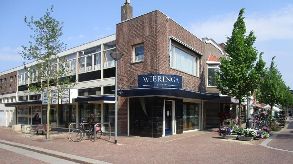 De winkel van Juwelier Wieringa in Delfzijl. De speciaalzaak viert dit jaar het 110-jarig bestaan (archieffoto).