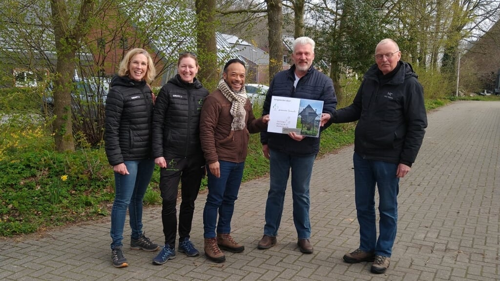 Ad Duijn met de afbeelding van het insectenhotel dat hij kreeg overhandigd door wethouder Ririhena. (eigen foto)