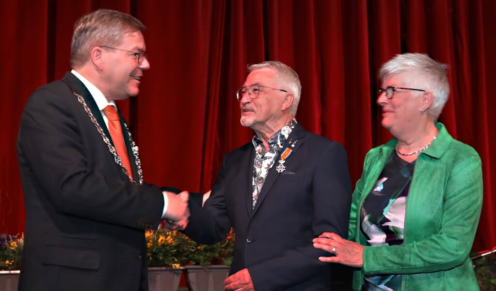 Henk Norder wordt door burgemeester Berry Link gefeliciteerd met zijn onderscheiding. Foto: Bert Woltjes. 