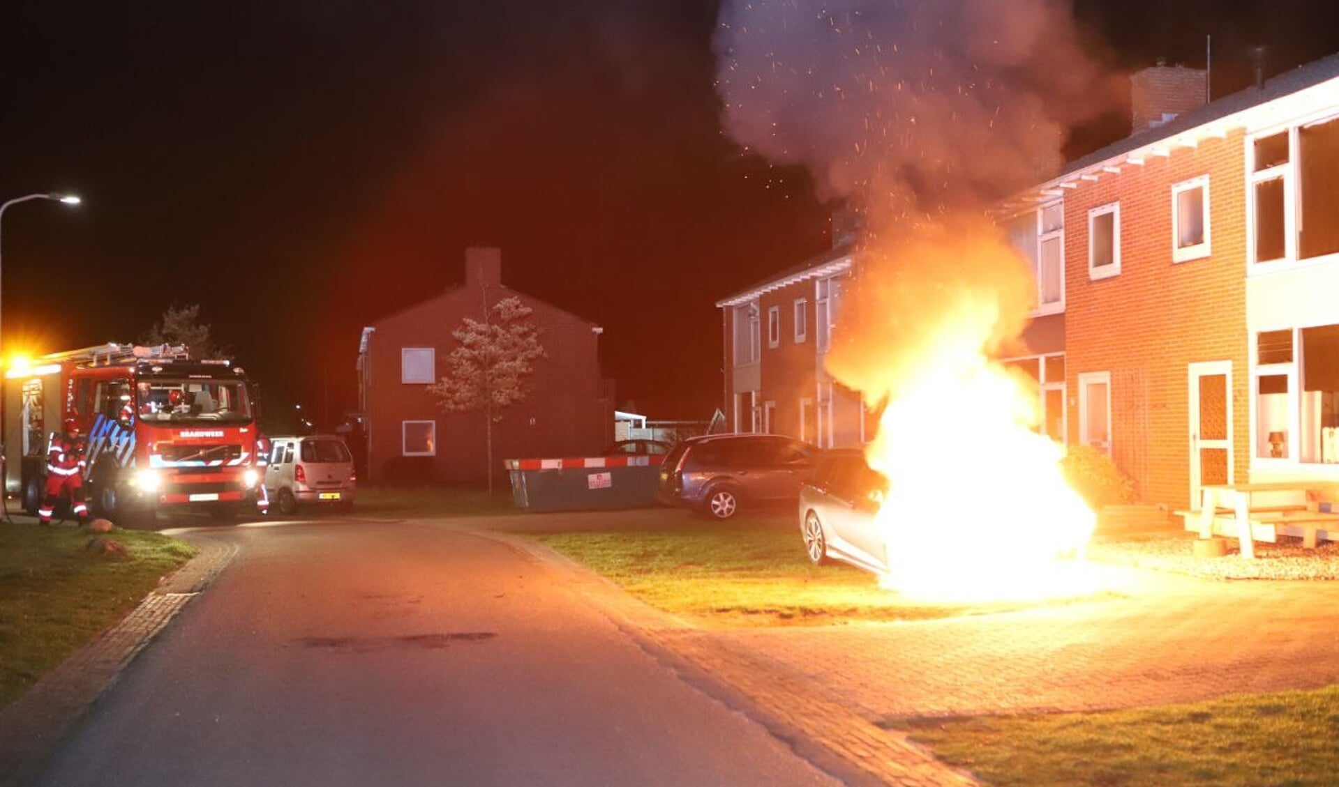 De voorkant van de auto brandde al flink bij aankomst van de brandweer. (foto: Persbureau Drenthe)