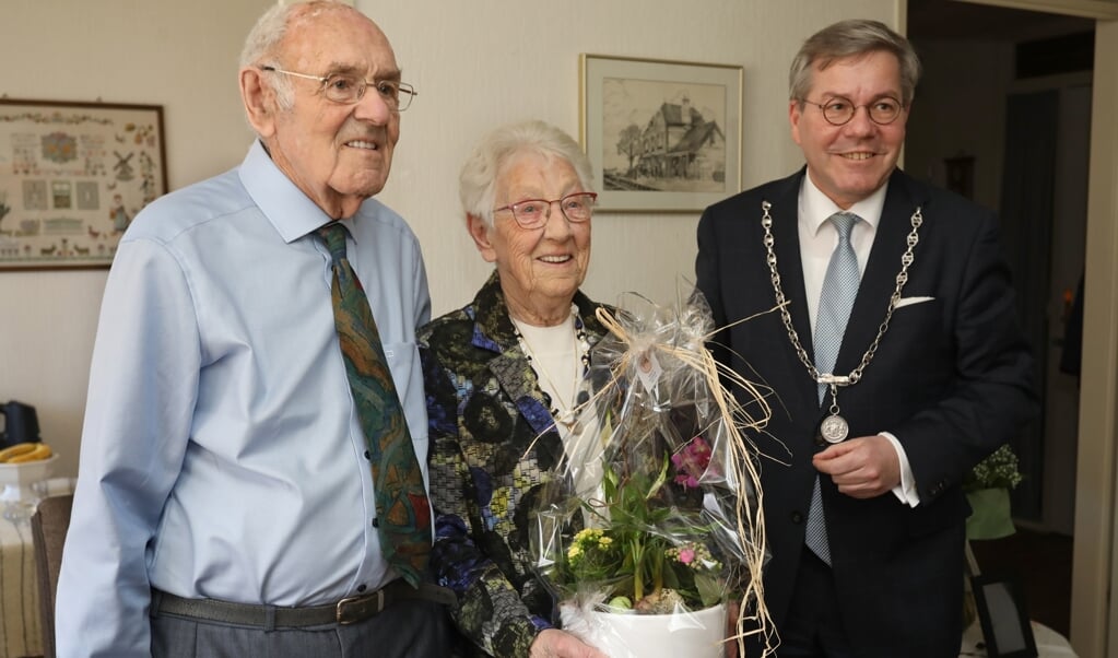 Het 70 jaar getrouwde echtpaar met burgemeester Berry Link. Foto: Bert Woltjes.