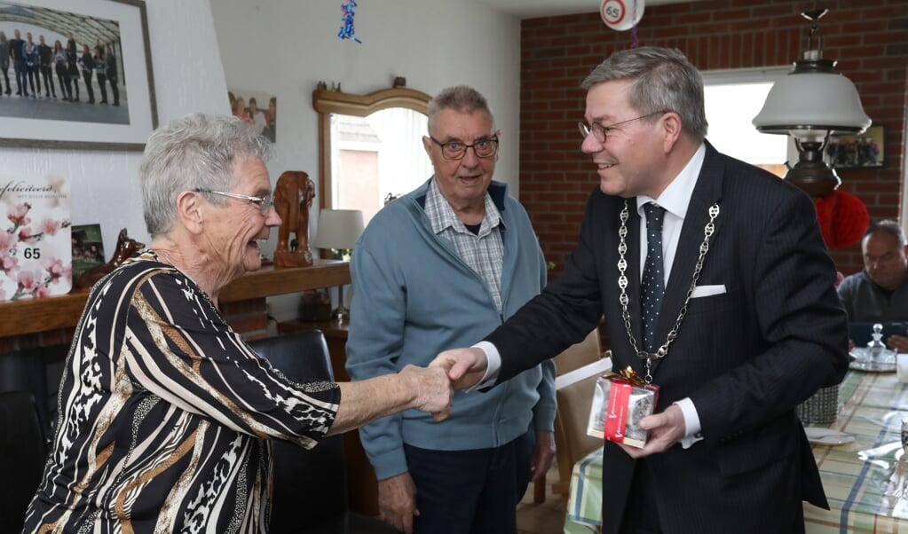 Burgemeester Berry Link op bezoek bij het briljanten echtpaar. Foto: Bert Woltjes. 