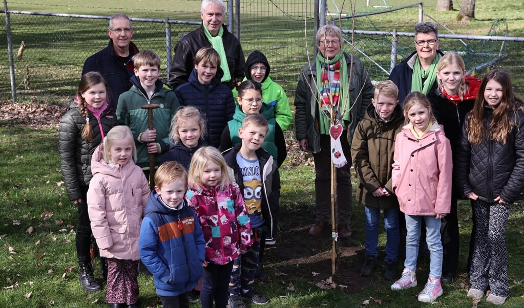 De fractie van GroenLinks plantte samen met leerlingen van Obs Gieten fruitbomen bij de school. 