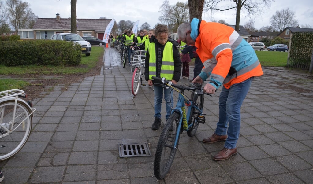 De leerlingen laten één voor één hun fiets inspecteren voor ze aan hun praktijkexamen beginnen. (foto: De Nieuwsbode/Harry Cats)