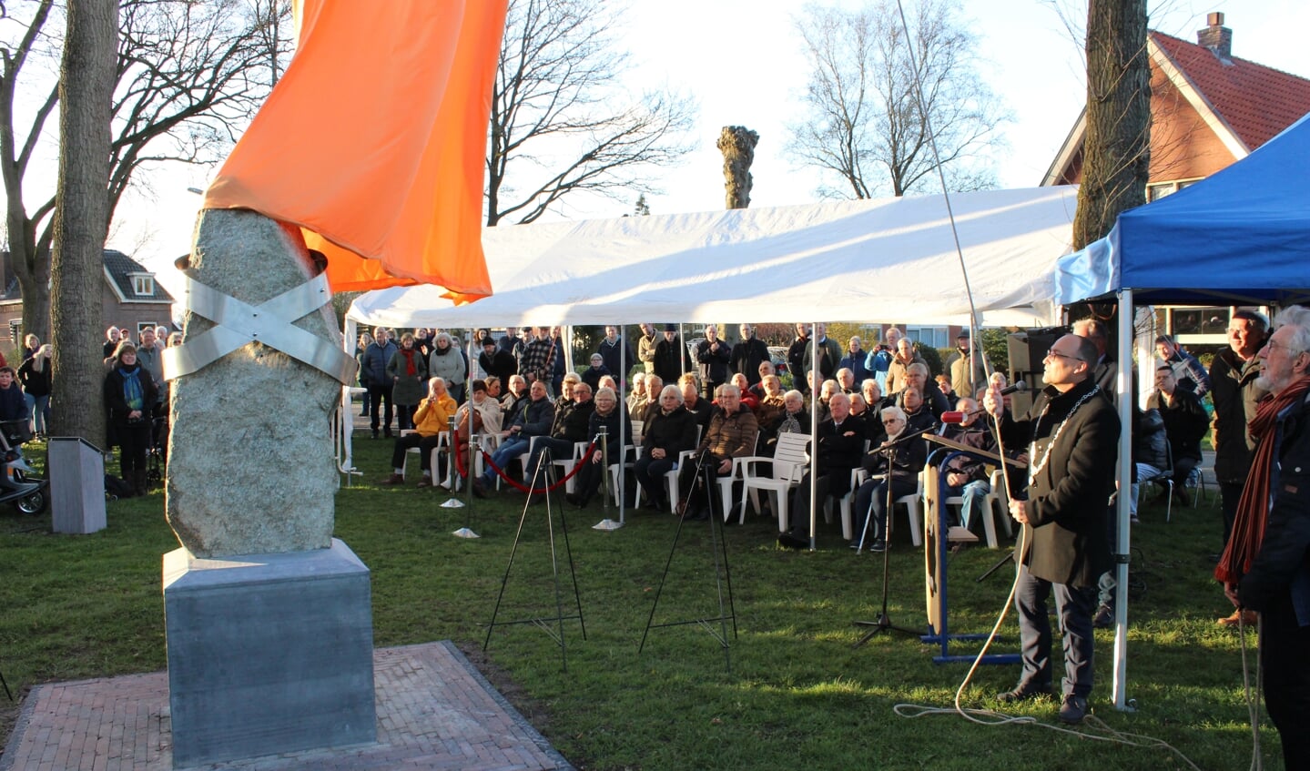 Burgemeester Anno Wietze Hiemstra onthult het monument 'Omarm de vrijheid' in Annen.