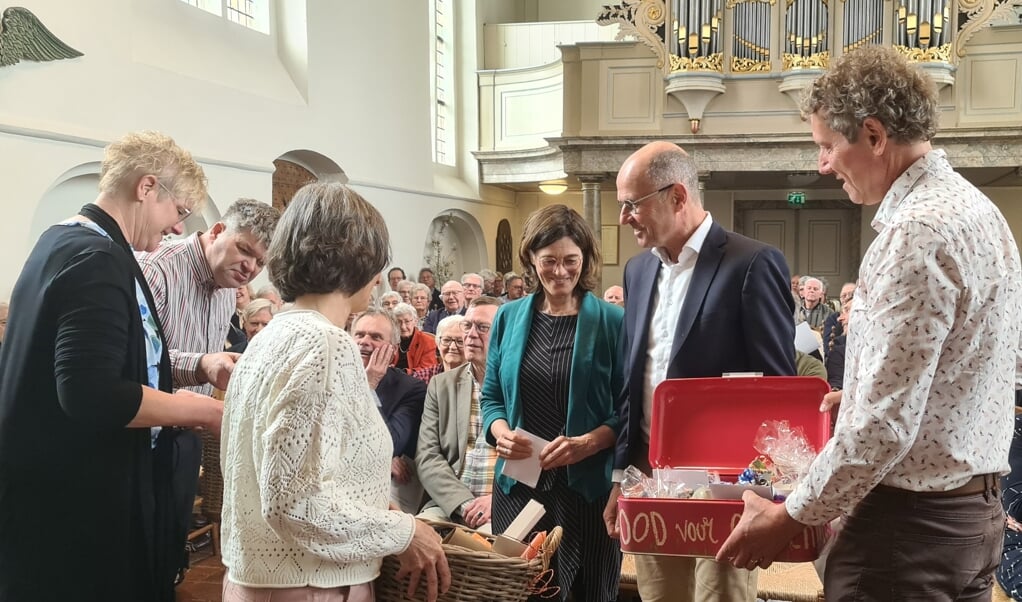 Jan Bos en zijn vrouw Marjolijn Zwolsman nemen kaarsen en kaarten in ontvangst.
