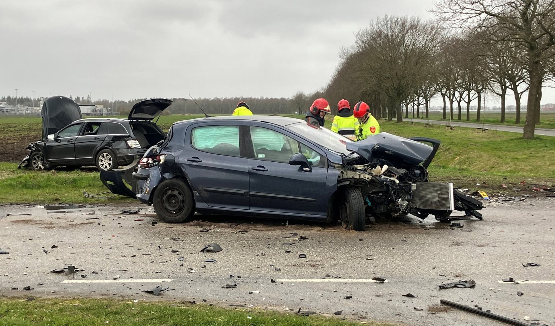 De beide zwaar beschadigde auto’s.