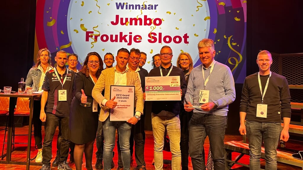 Het team van Jumbo Froukje Sloot is maar wat trots op het winnen van de ZO2Z Award 2023-2024. (eigen foto)
