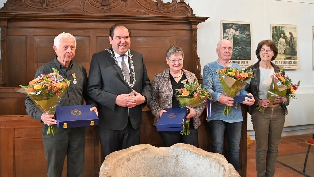De vier onderscheiden inwoners van de gemeente Tynaarlo met burgemeester Marcel Thijsen. (foto: Persbureau Drenthe)