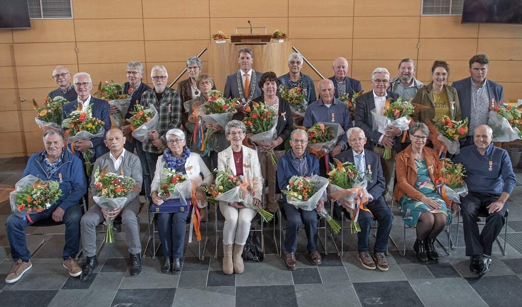 De gedecoreerden met burgemeester Eric van Oosterhout. Foto: Jan Anninga.