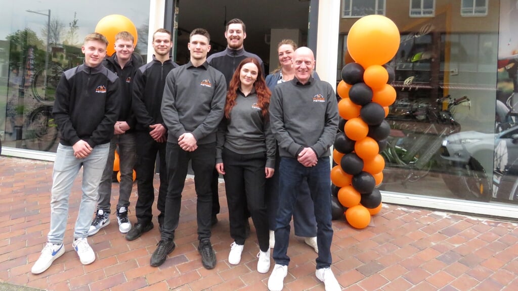 Het hele team van Floris Fietsen bij de feestelijke opening: ,,We zijn nu echt de grootste.''