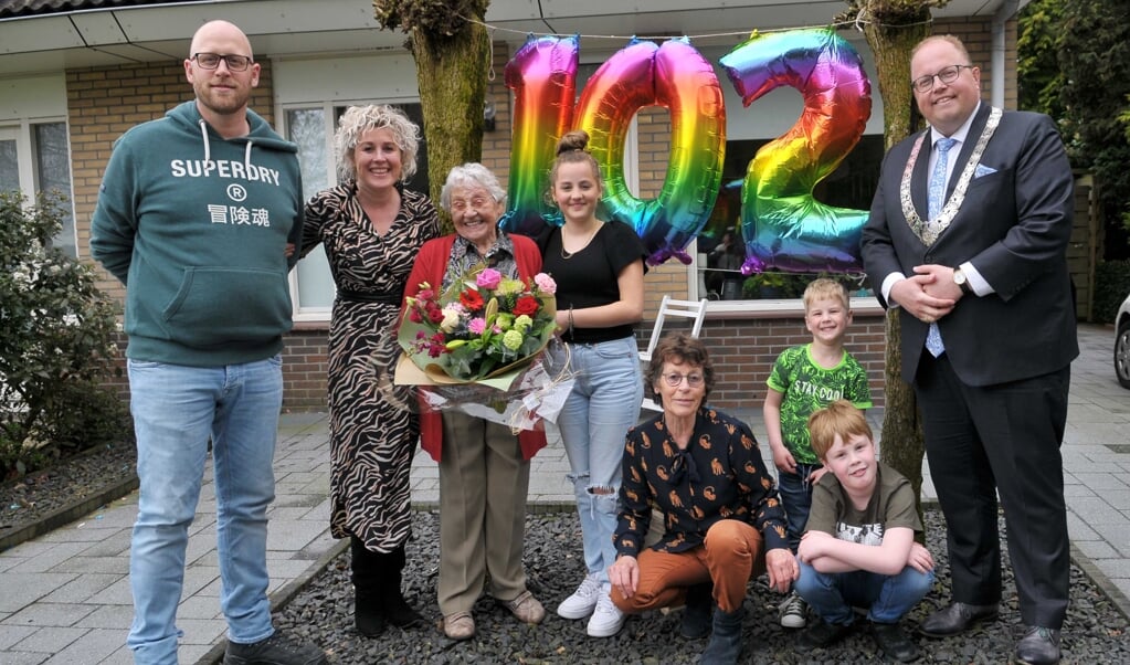 De 102-jarige mevrouw Uilhoorn-Bos wordt uitgebreid gefeliciteerd.
