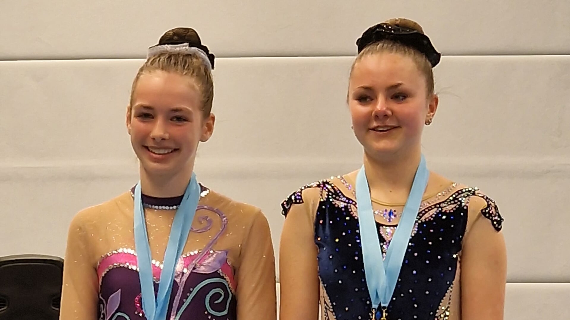 Jorien Kadijk (links) en Rosalie van der Veen wonnen als duo de eerste prijs met een knotsoefening bij de junioren. 