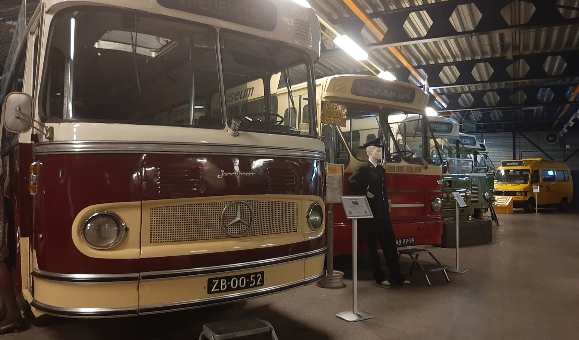 De collectie bussen uit heden en verleden vormen de basis van het Nationaal Bus Museum in Hoogezand.