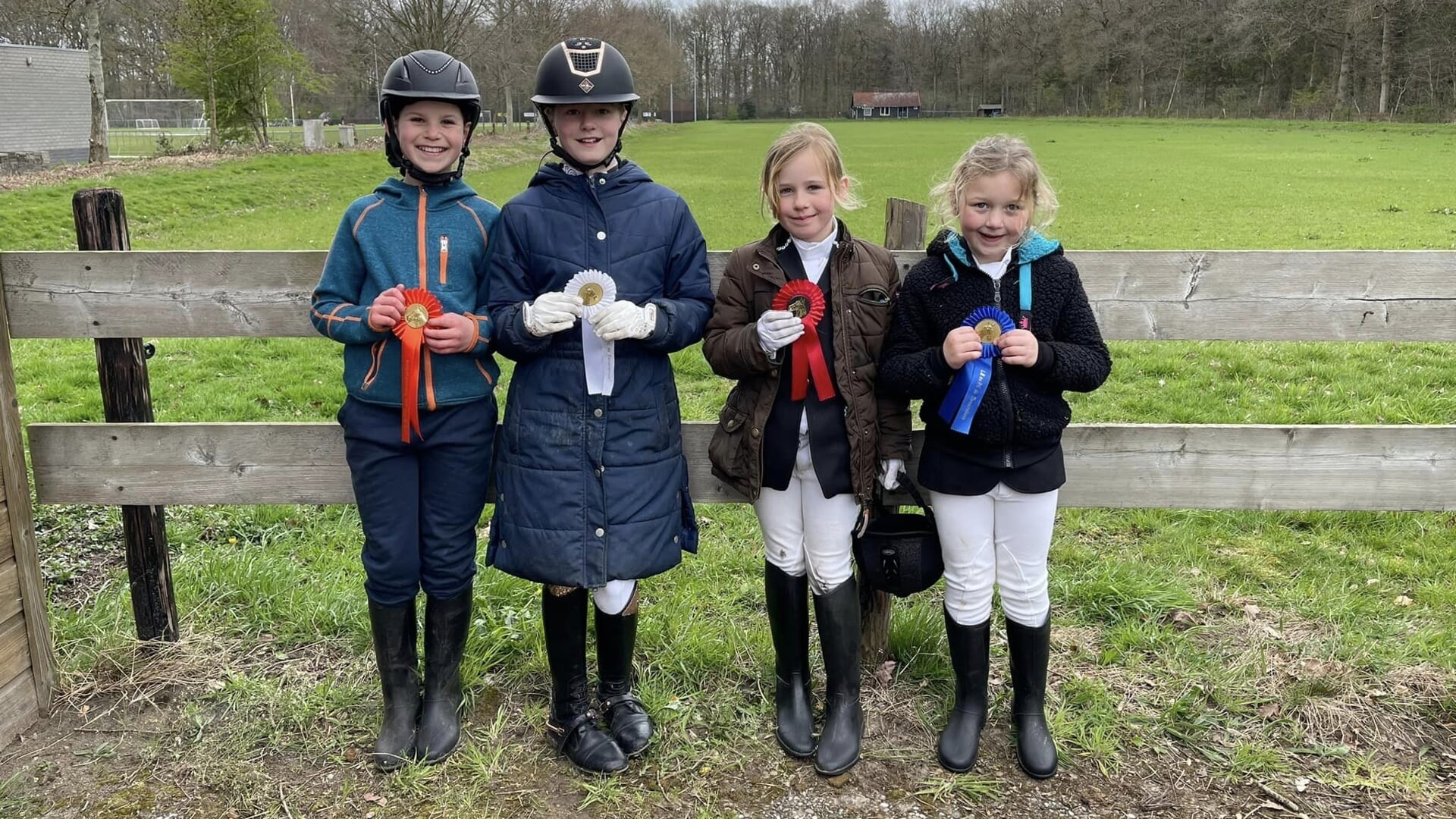 De winnaars bij de Bixie dressuur: 1. Jasmijn Pit, 2. Emma Venema, 3. Shanelle Roggen en 4. Mara Bisschop.