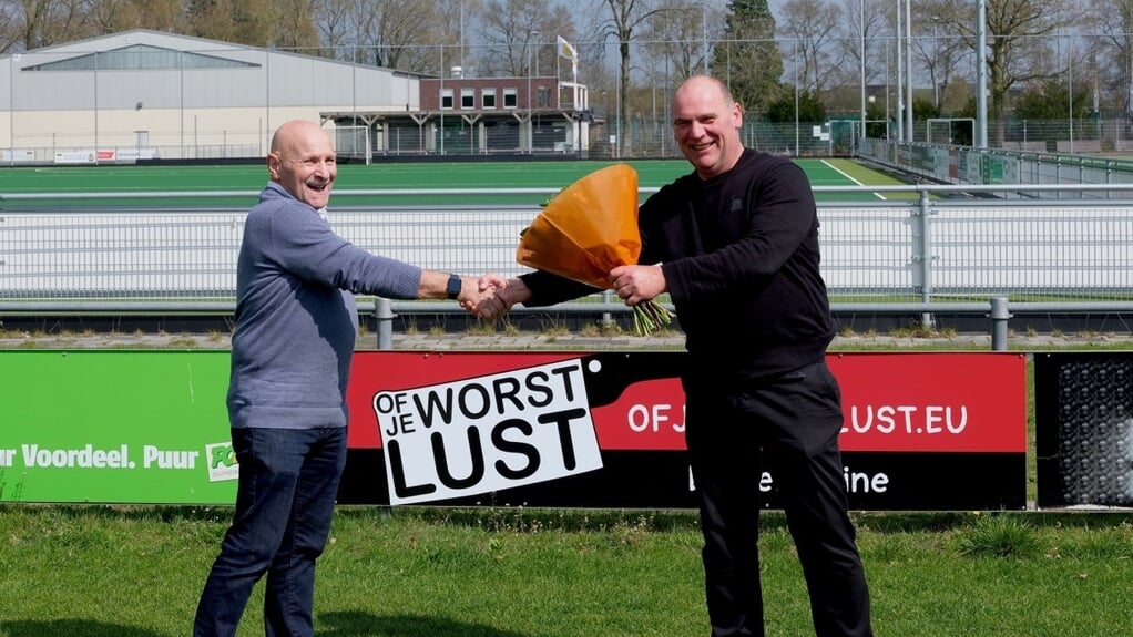 André Hofman feliciteert Kwiek-voorzitter Willem Waals met het nieuwe sponsorcontract, waar uiteraard een bloemetje bij hoort.
