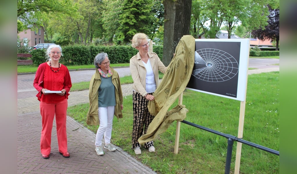 Wethouder Kiena ten Brink onthult een foto van de expositie 'Oog in Beeld' van GiAF in het bijzijn van Ineke Schuringa (Expositiecommissie) en Annelies Neuteboom (voorzitter GiAF). 