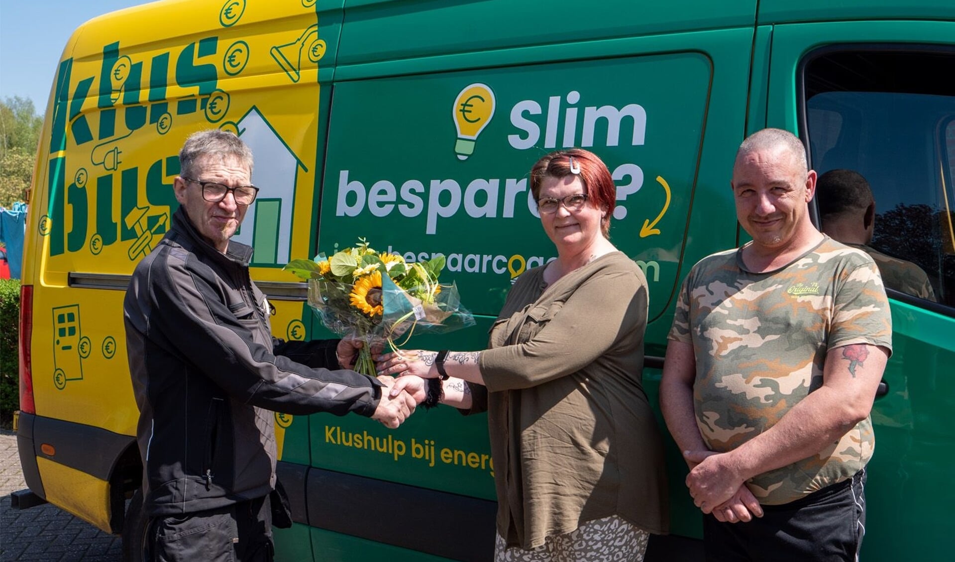 De familie Roeffel krijgt bloemen van Klusbusser Jacob én gratis radiatorfolie.
